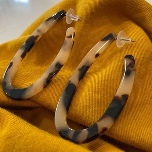 Tortoise Patterned Oval Hoop Earrings
